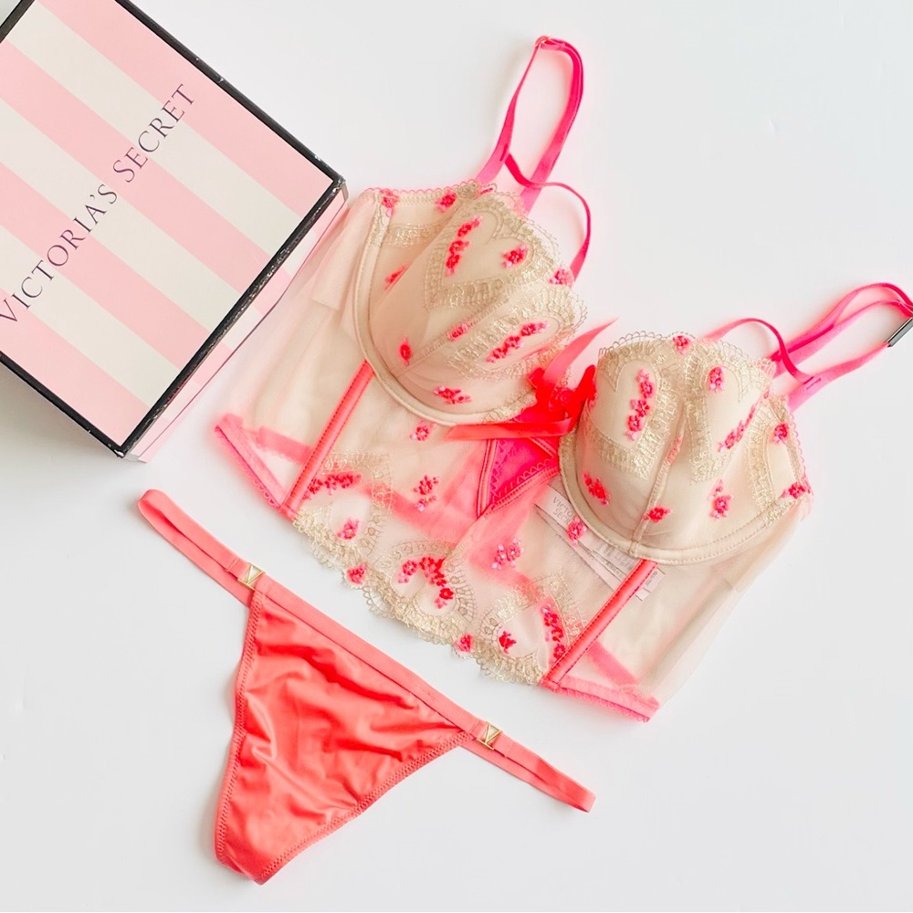 34DD LARGE Victoriaβs Secret cream coral bra set